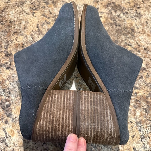 TOMS LEILA MULES Size 8 Gray Suede Stacked Block Heel Mules Slip On - Picture 2 of 9